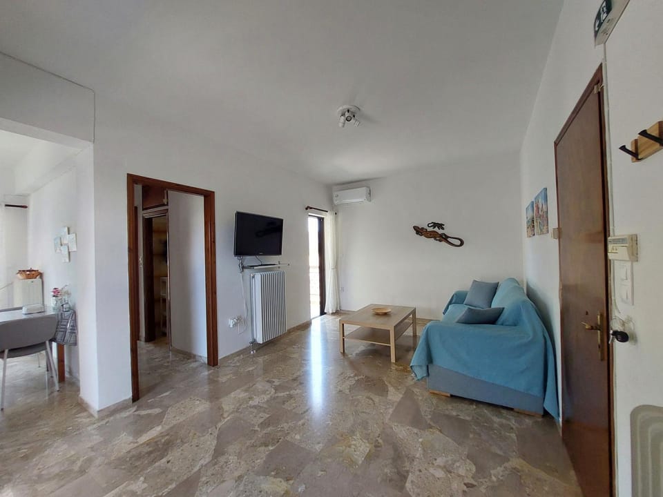 Facade/entrance, TV and multimedia, Living room, Seating area