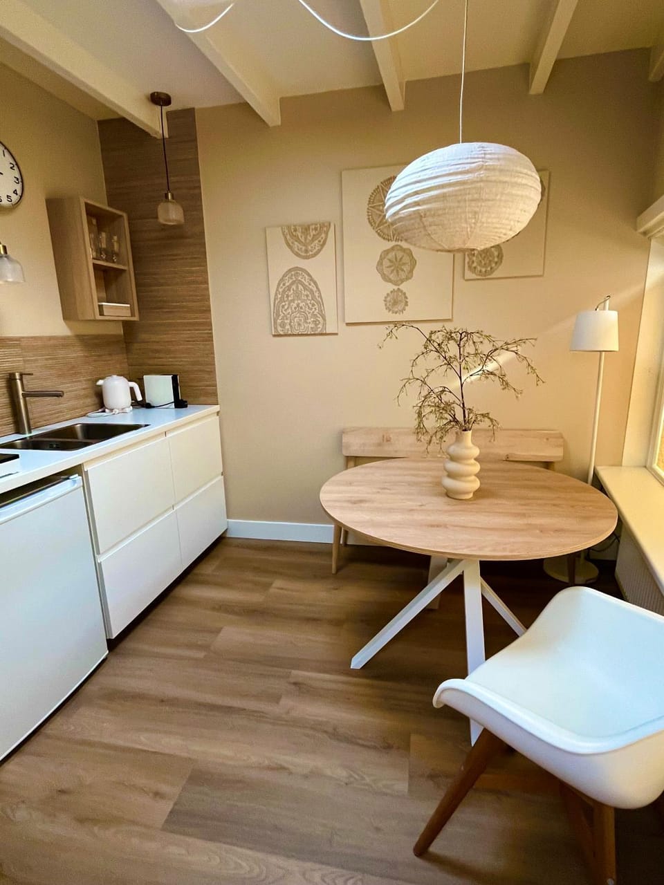 Kitchen or kitchenette, Dining area, stove