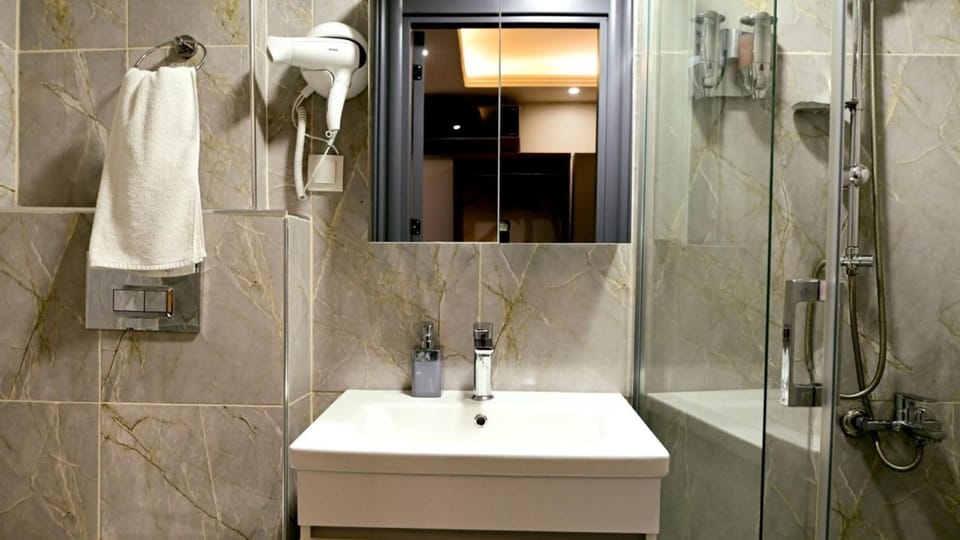 Shower, Bathroom, towels