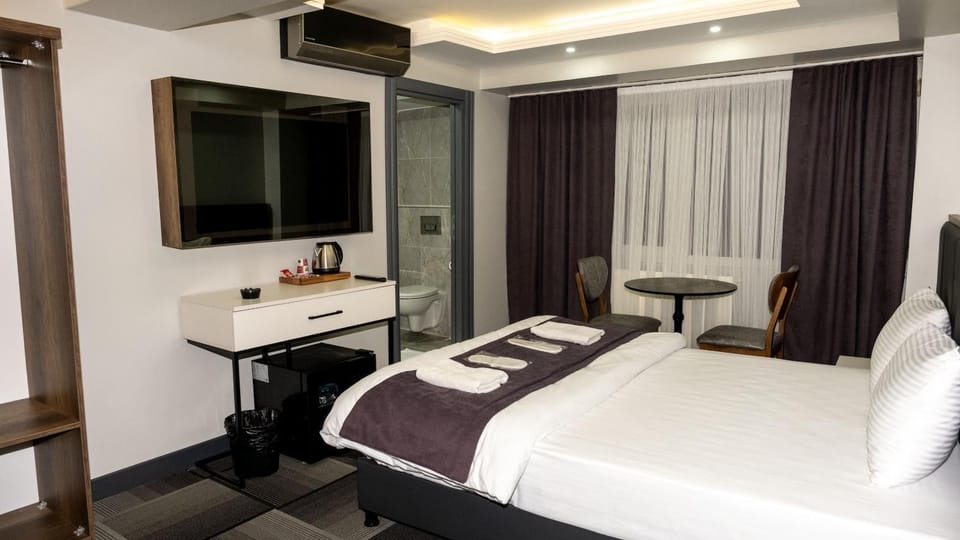 Bed, TV and multimedia, Photo of the whole room, Bedroom, air conditioner