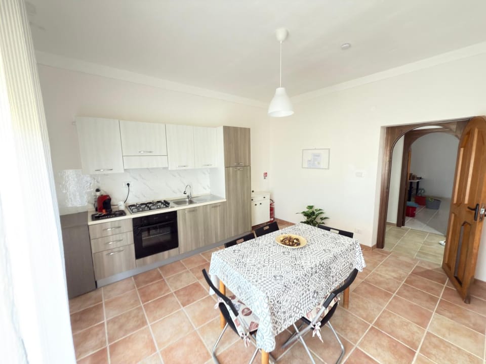 Kitchen or kitchenette, Dining area, stove