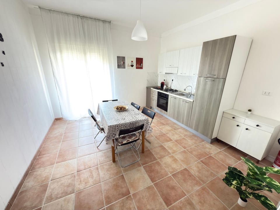 Kitchen or kitchenette, Dining area, oven, stove