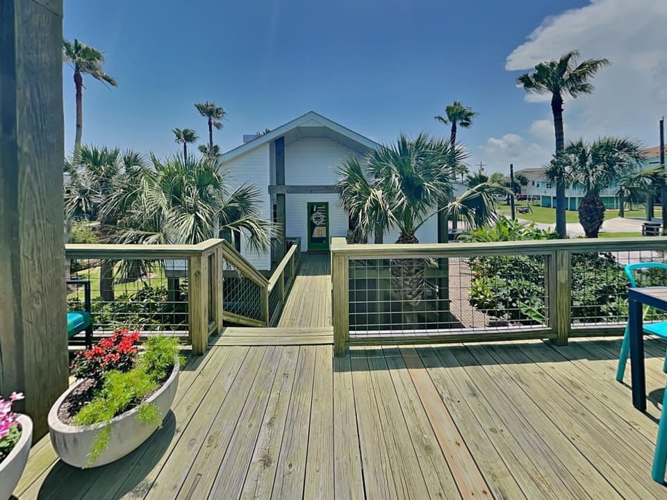 Property building, Patio, Facade/entrance, Neighbourhood, Garden