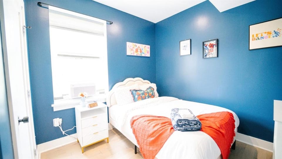Bed, Photo of the whole room, Bedroom