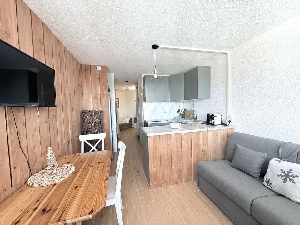 TV and multimedia, Kitchen or kitchenette, Living room, Seating area, Dining area, oven