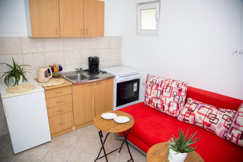 Coffee/tea facilities, Kitchen or kitchenette, Seating area, Dining area, oven, stove