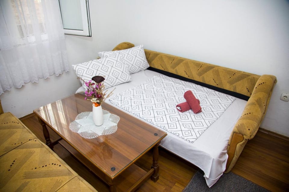 Bed, Photo of the whole room, Seating area, Bedroom