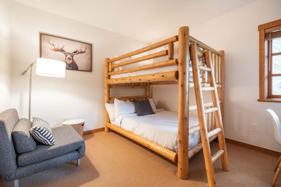 Bedroom, bunk bed