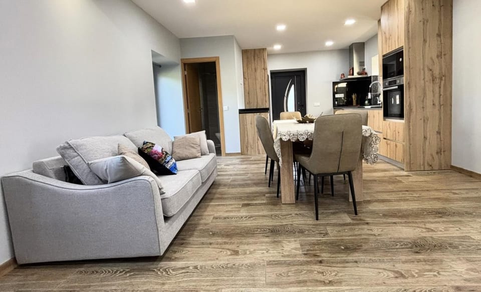 TV and multimedia, Kitchen or kitchenette, Living room, Seating area, Dining area