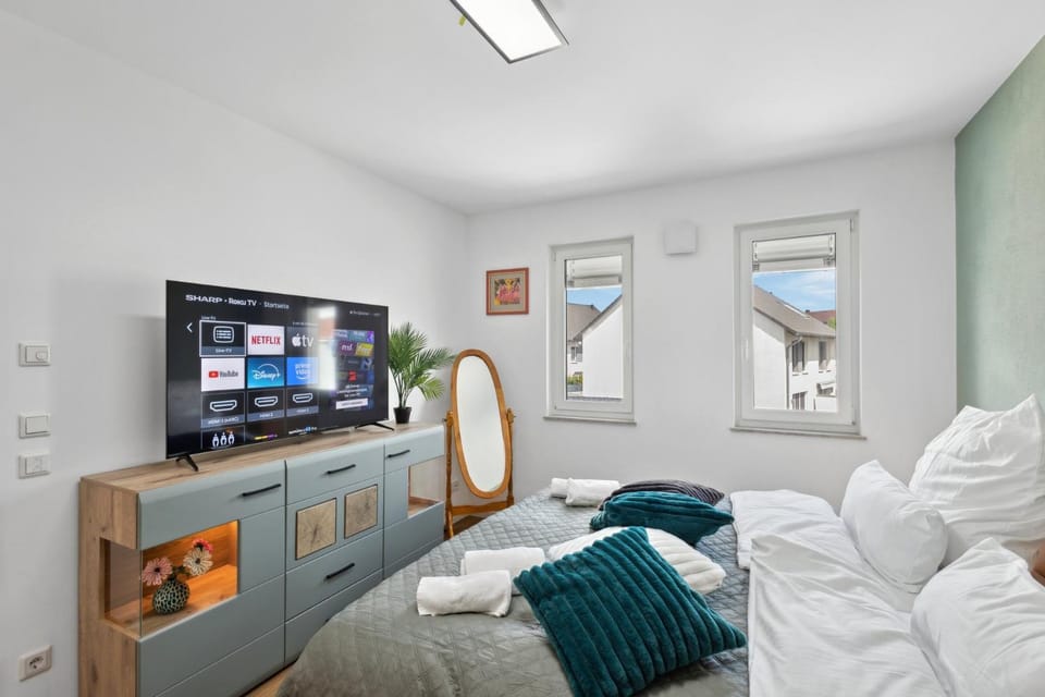 Bed, TV and multimedia, Photo of the whole room, Evening entertainment, Bedroom, towels
