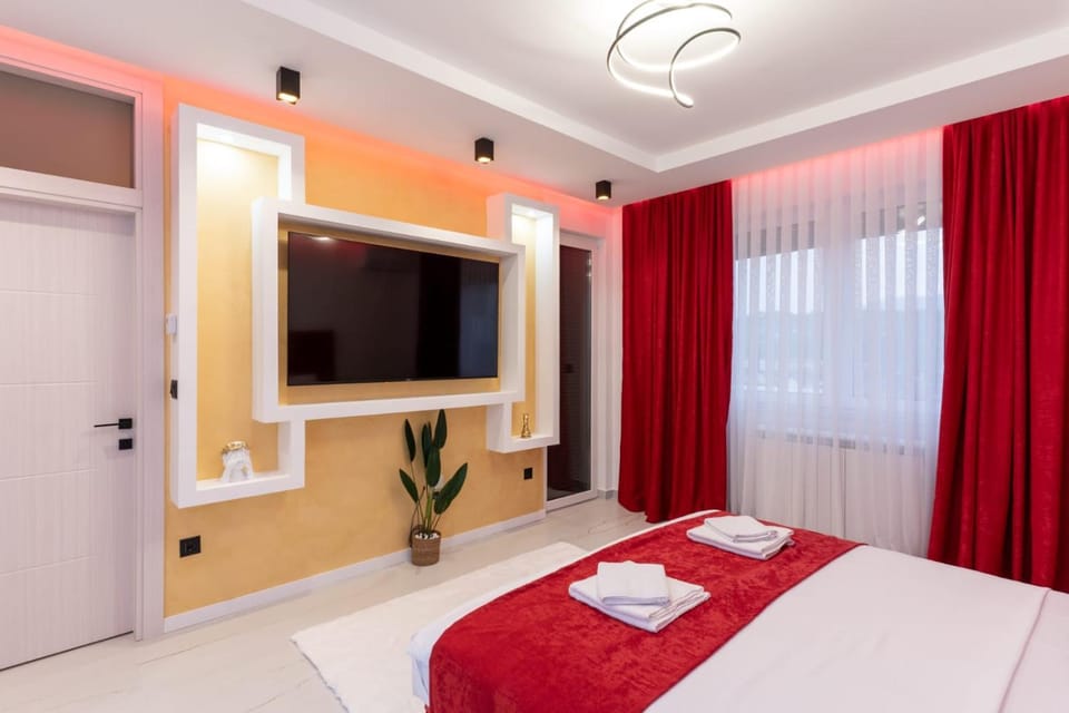 Bed, TV and multimedia, Photo of the whole room, Bedroom, towels