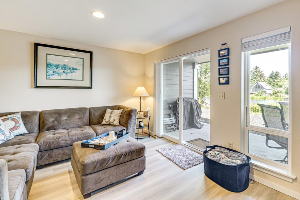 Morning Hikes and Beach Nights Canalfront Condo! Apartment in Ocean Shores