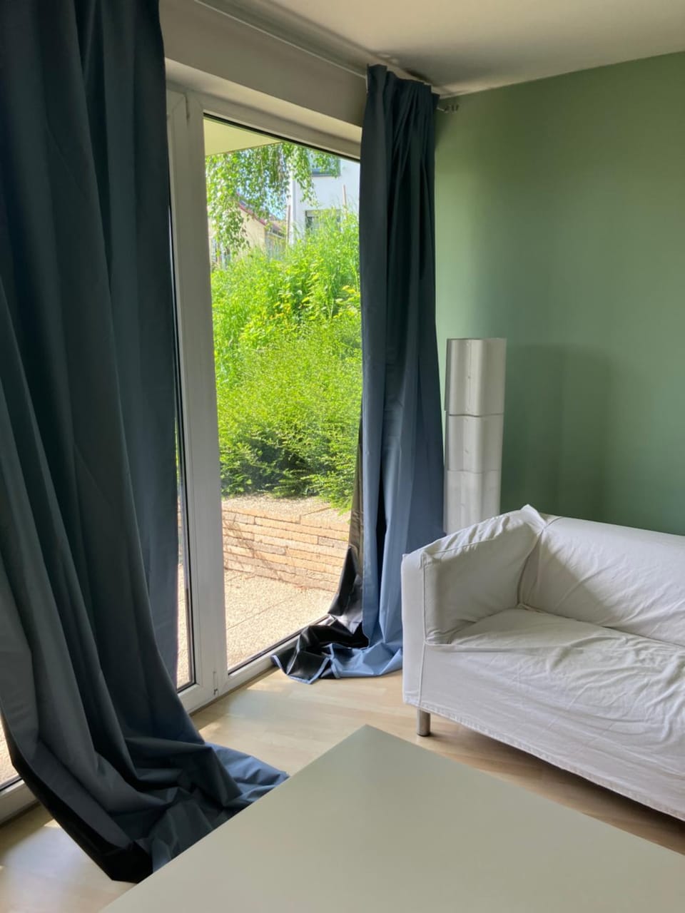 Photo of the whole room, Garden view