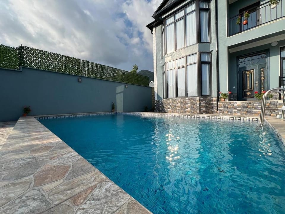 Property building, Day, Pool view, Swimming pool, sunbed
