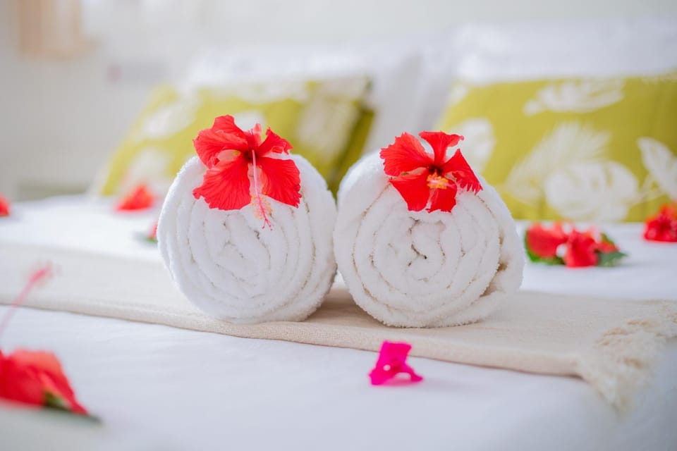 Bed, Bedroom, towels