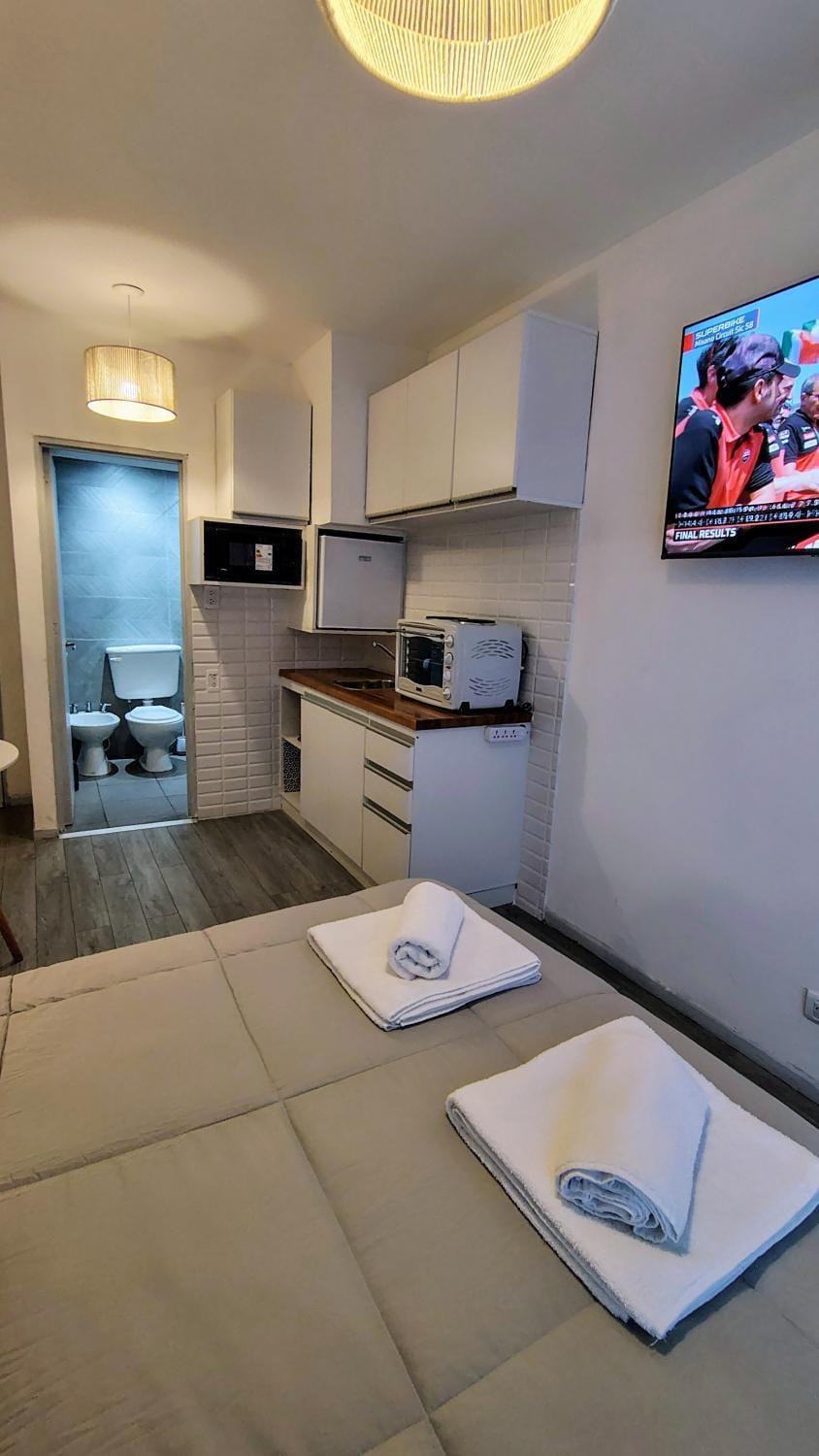 Bed, TV and multimedia, Kitchen or kitchenette, Photo of the whole room, Bedroom, internet, oven, toaster, towels, air conditioner