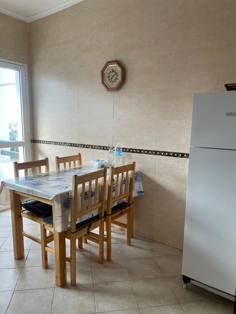 Kitchen or kitchenette, Dining area