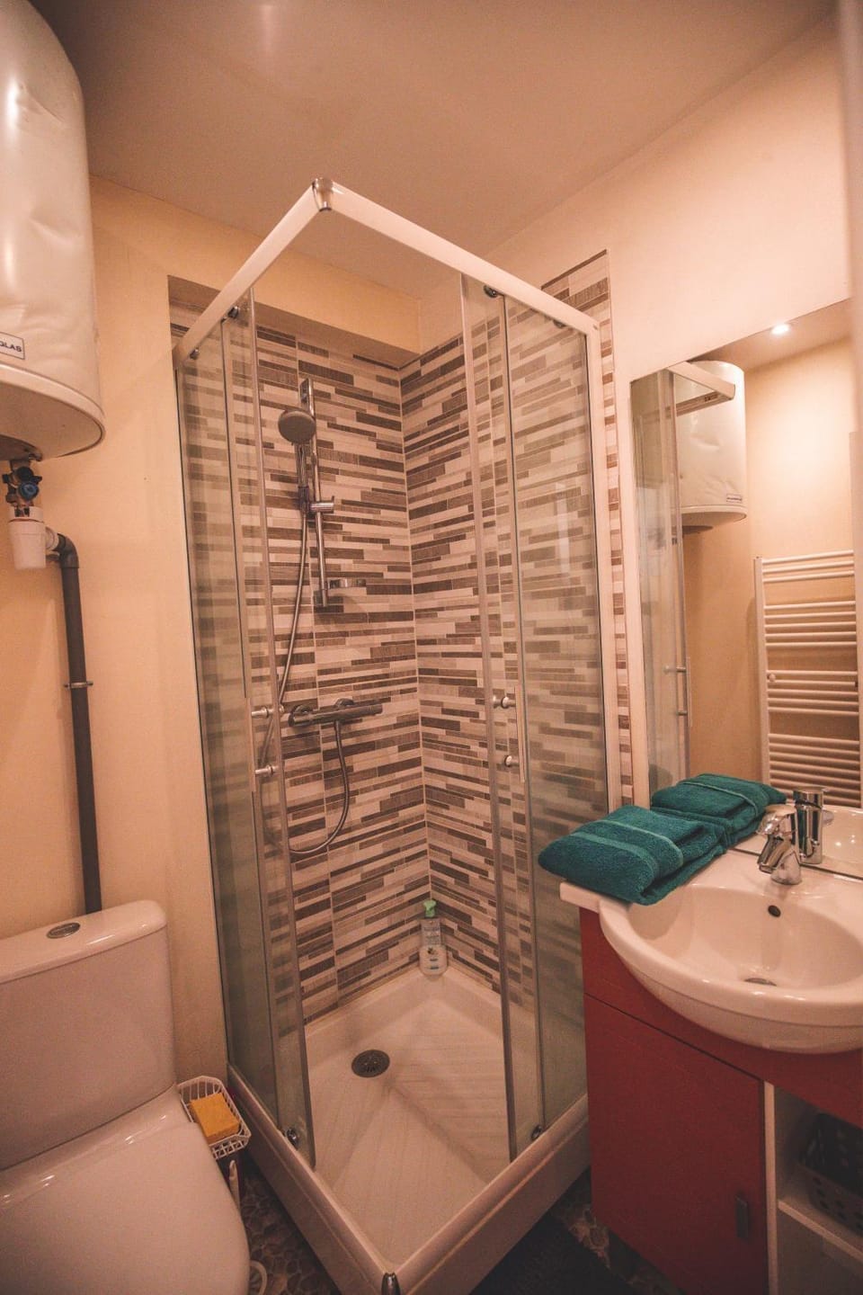 Shower, Toilet, towels