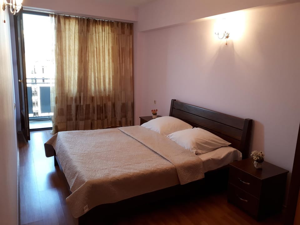 Bedroom, City view