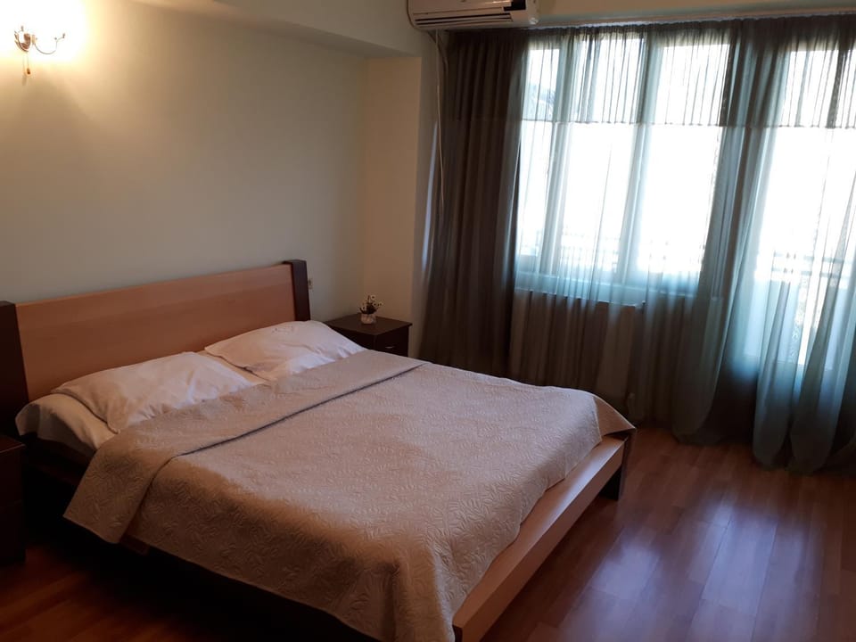 Bedroom, City view