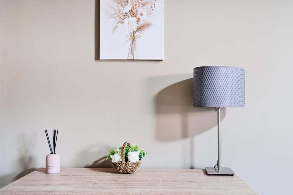 RELAXED CENTRAL HOUSE LOCATED IN WEST READING CLOSE TO TOWN CENTRE with FREE DRIVE WAY PARKING, WI FI & NETFLIX BY AI ESTATE GROUP Apartment in Reading