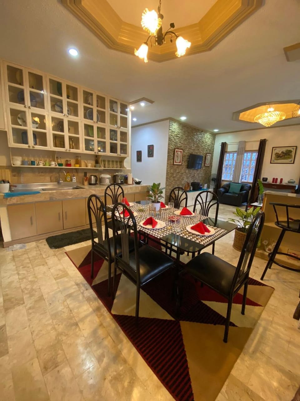 Kitchen or kitchenette, Dining area