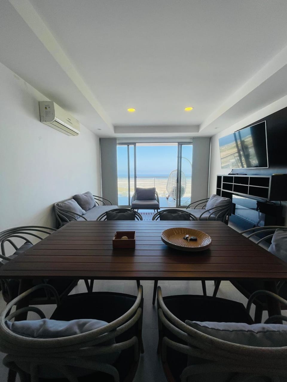 TV and multimedia, Living room, Seating area, Dining area, Evening entertainment, air conditioner