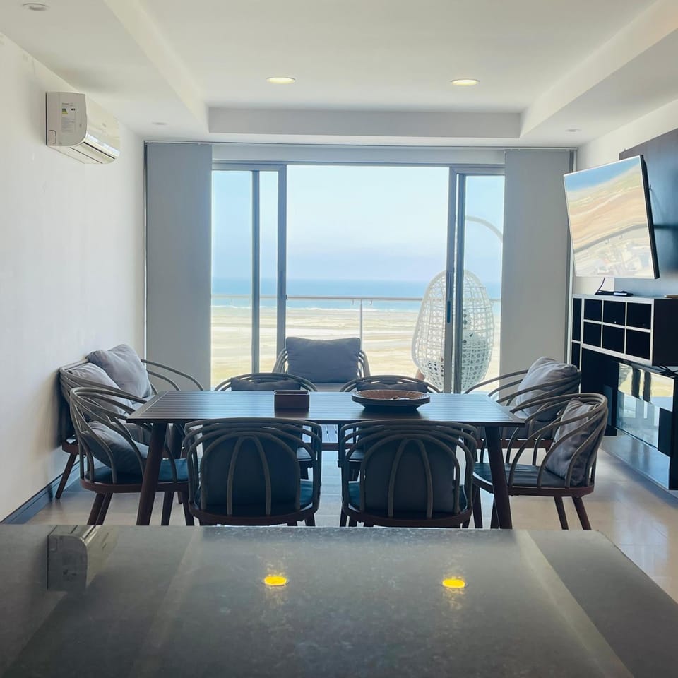 Natural landscape, TV and multimedia, Living room, Seating area, Dining area, Evening entertainment, Sea view
