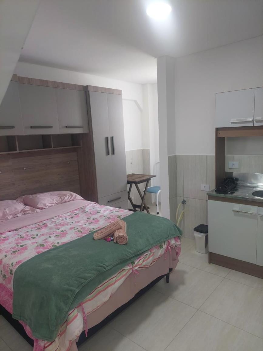 Studio Cama Queen 8 min do Aeroporto CWB com Garagem Apartment in São José dos Pinhais