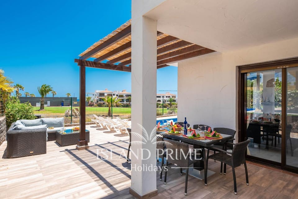Dining area, Swimming pool, sunbed