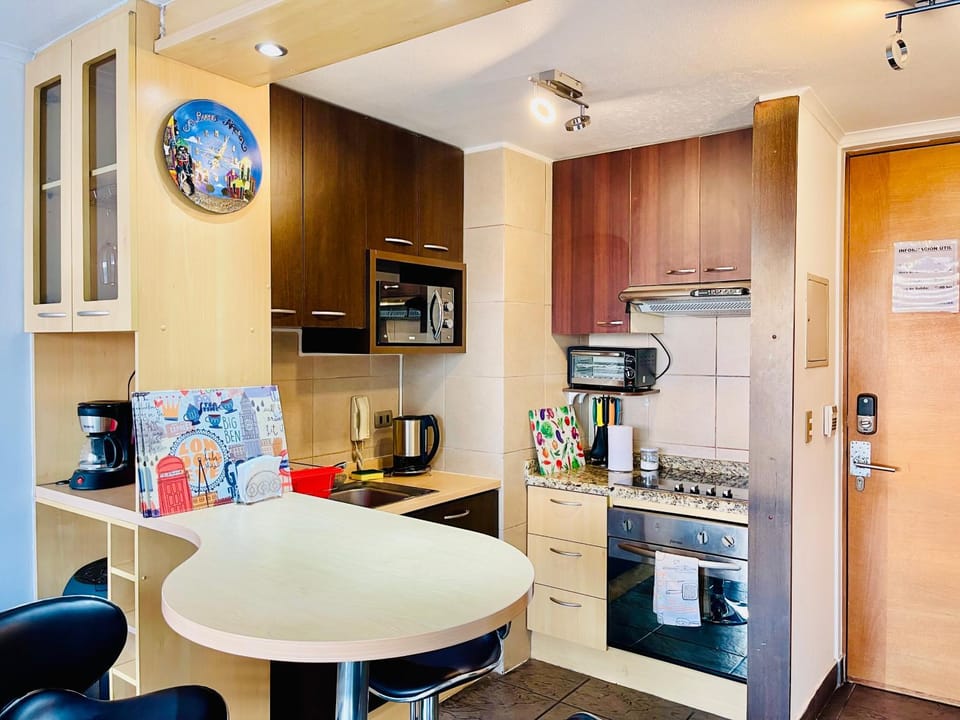 Facade/entrance, Coffee/tea facilities, Kitchen or kitchenette, Lobby or reception, Photo of the whole room, Seating area, Dining area, Seasons, microwave, oven, stove, toaster, elevator
