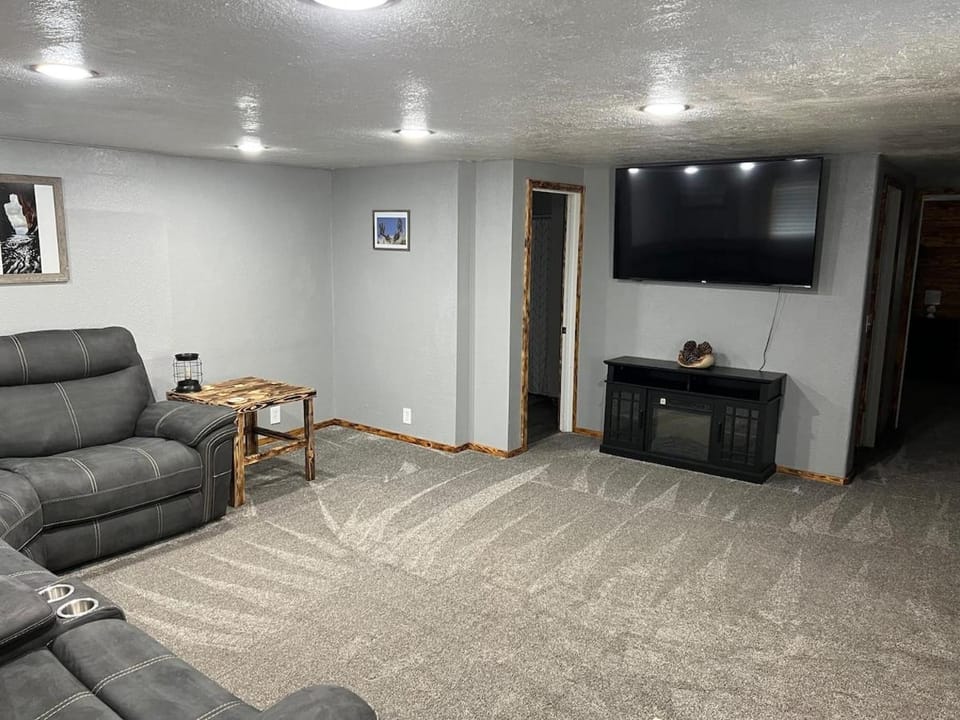 Cozy Home Between Zion & Bryce House in Glendale