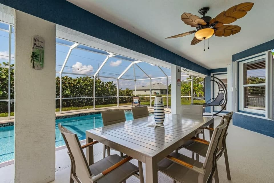 Patio, Dining area, Pool view, Swimming pool