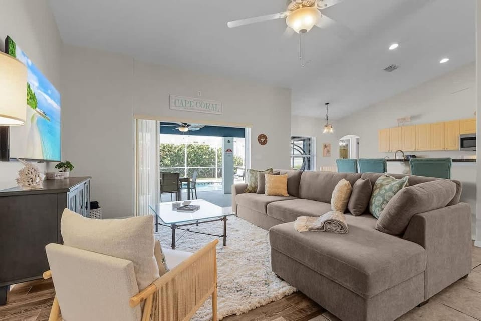 Living room, Seating area, kitchen
