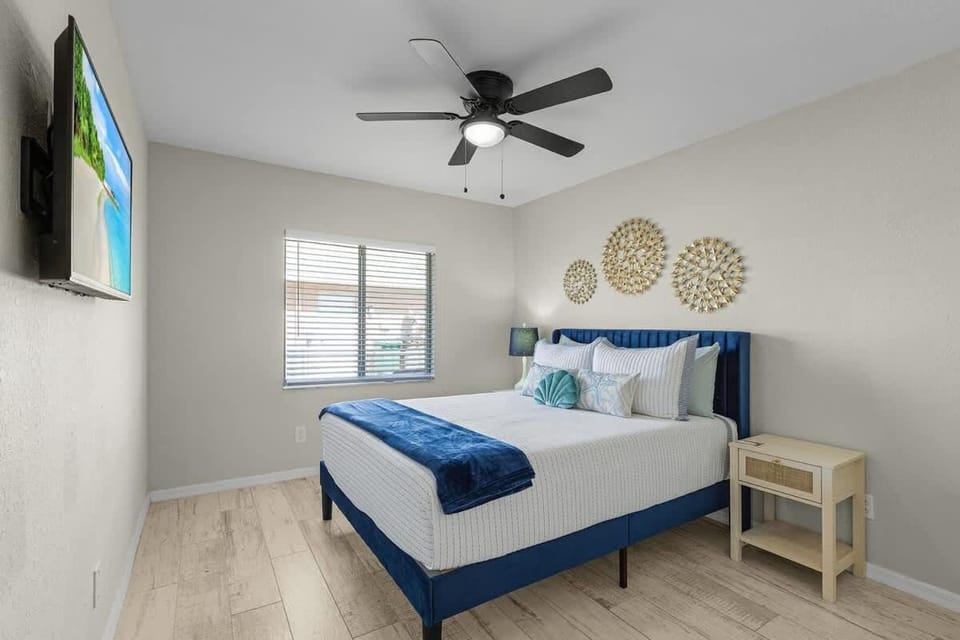 Bed, TV and multimedia, Photo of the whole room, Bedroom