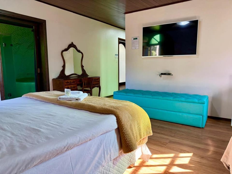 Bed, TV and multimedia, Photo of the whole room, Bedroom