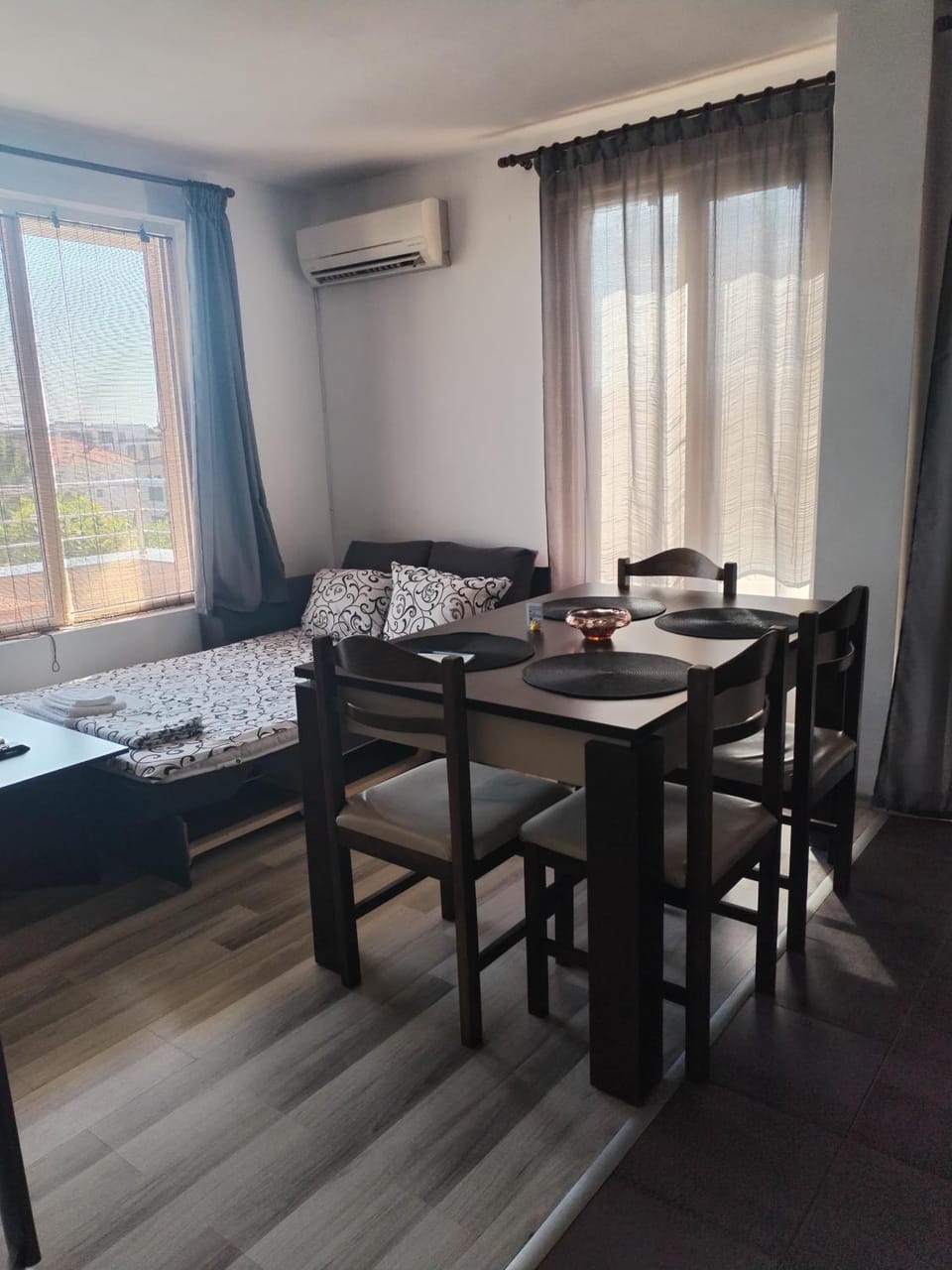 Living room, Seating area, Dining area, air conditioner