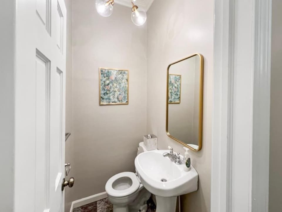 Cute & Cozy 2 bed 1 and a half bath Oakley House in Cincinnati