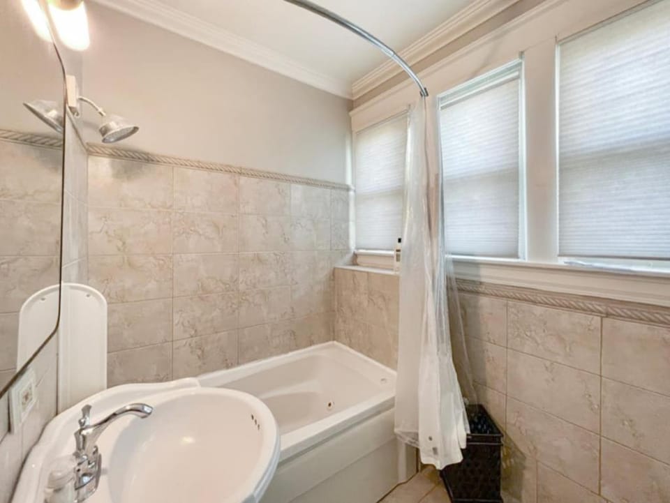 Cute & Cozy 2 bed 1 and a half bath Oakley House in Cincinnati