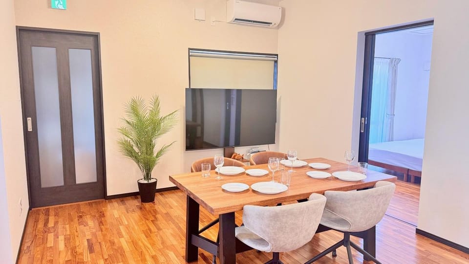TV and multimedia, Living room, Seating area, Dining area, air conditioner