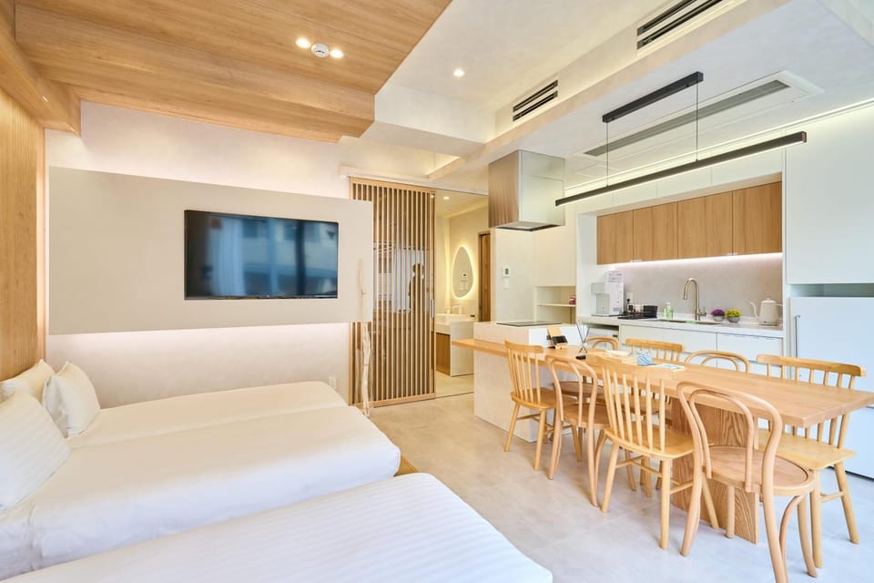Bed, TV and multimedia, Kitchen or kitchenette, Living room, Photo of the whole room, Seating area, Dining area, Bedroom, air conditioner