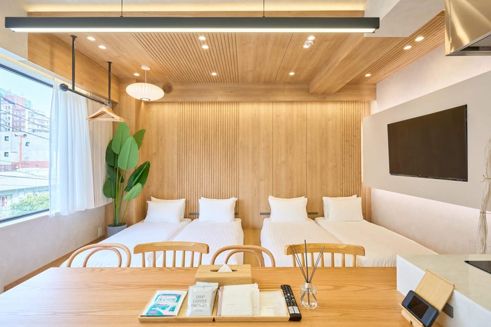 TV and multimedia, Coffee/tea facilities, Living room, Seating area, Bedroom