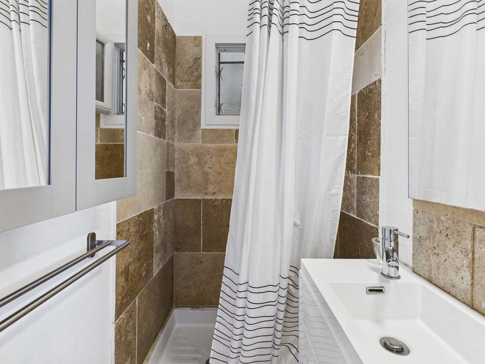 Maison plain-pied 3 chambres, terrasse et climatisation, 8 pers - FR-1-326-860 Apartment in Marseillan