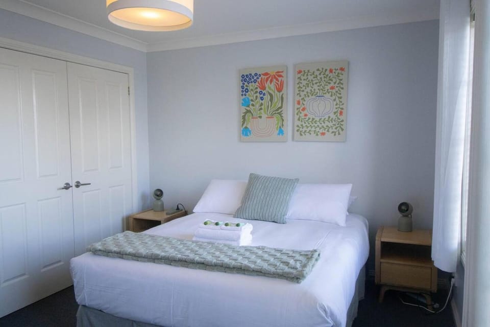 Cosmo Place - Pet Friendly with Private Yard House in Ballarat