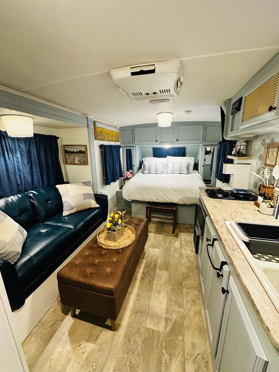 Bed, Kitchen or kitchenette, Photo of the whole room, Seating area, Dining area