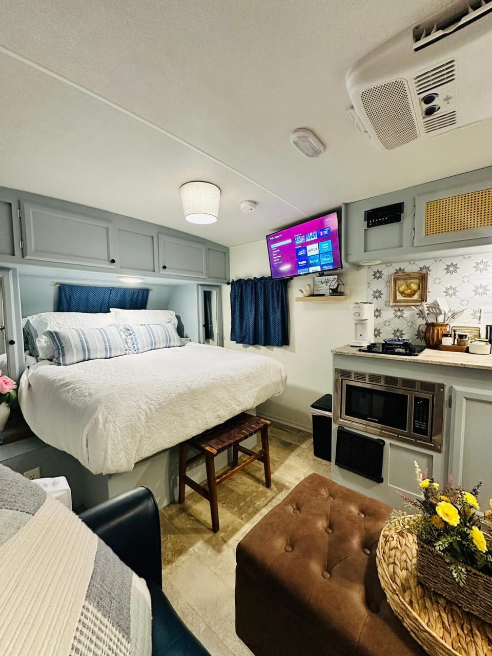 TV and multimedia, Kitchen or kitchenette, Living room, Seating area, Bedroom, air conditioner