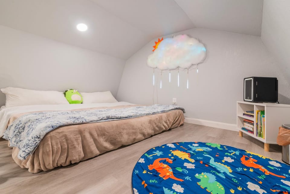 Bed, Photo of the whole room, Bedroom