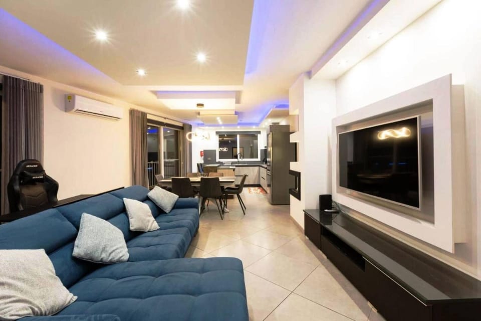 Communal lounge/ TV room, TV and multimedia, Living room