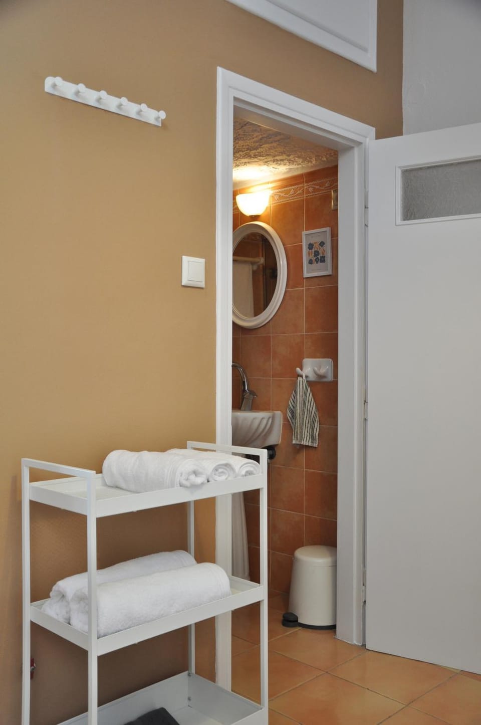 Bathroom, Bedroom, towels