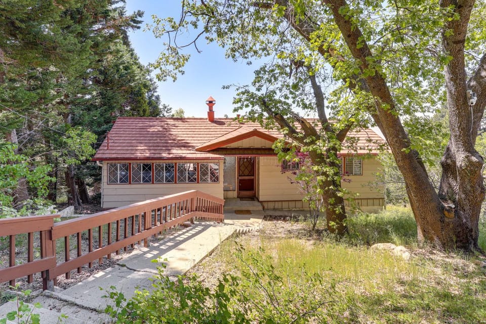 Alpine Hideaway w/ Views, Game Room & Hike Access House in Running Springs